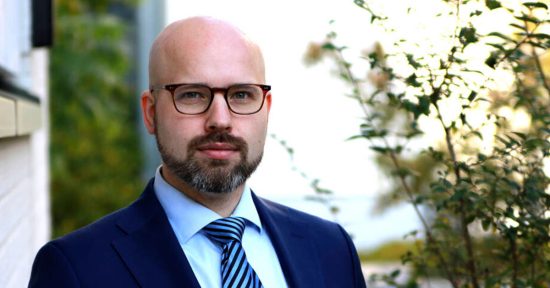 Suomalaisen koodin edistäjä -palkinto THL:n Aleksi Yrttiaholle ja koronavilkkutiimille