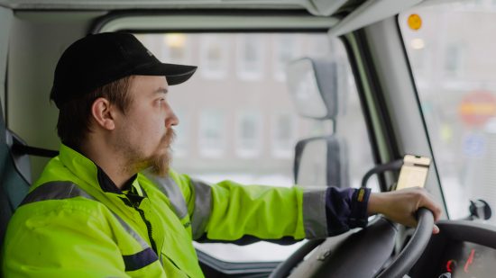 Moderni kuljetusyhtiö vie tavaraa digin siivillä