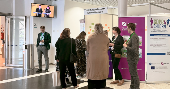 Osaamismerkkien, kestävän digitalisaation ja nuorten digitaitojen kuuma peruna – TIEKEn tunnelmia ITK-konferenssista